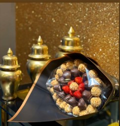  Bir Buket Fıstıklı Çilek